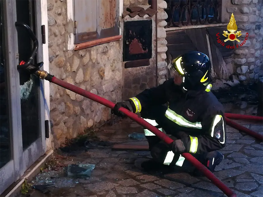 Incendio a centro commerciale Cotronei: distrutti 5 negozi Intervento dei VVF