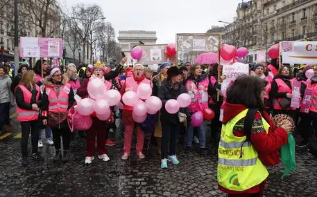 Parigi: in piazza gilet gialli, rossi e rosa