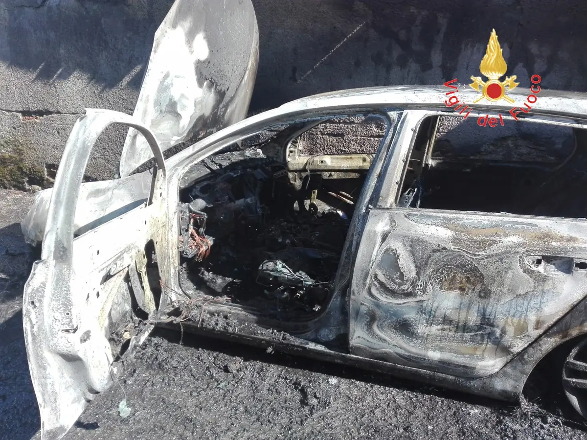 Nel catanzarese, divampata Volkswagen Golf, sul posto CC e VVF