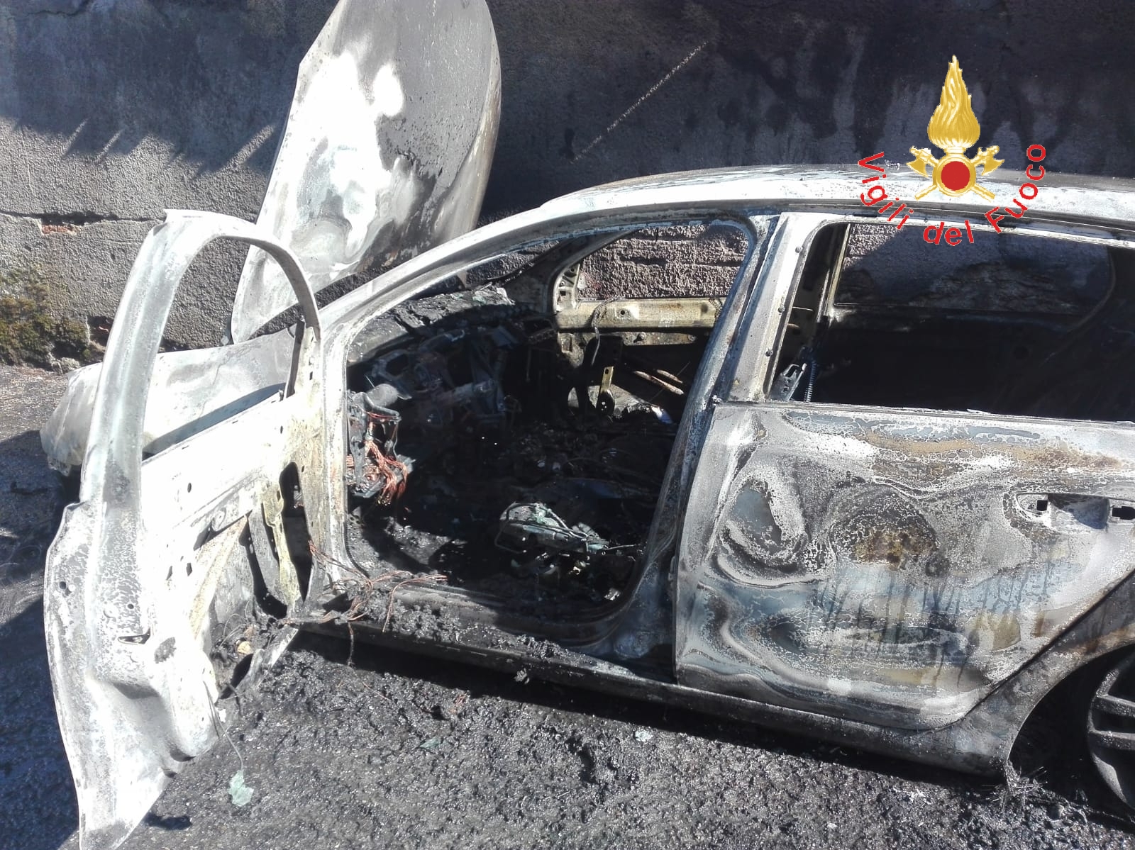 Nel catanzarese, divampata Volkswagen Golf, sul posto CC e VVF