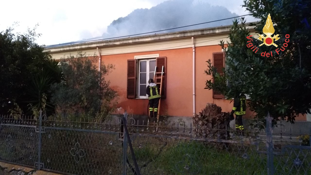 Nel vibonese, tetto della casa a fuoco, poi crolla d'improvviso, intervento dei VVF