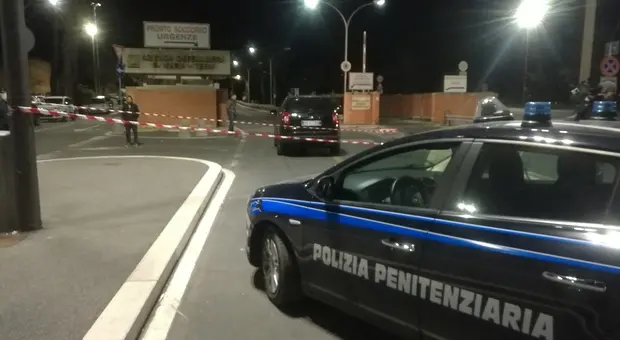 Terni, sparatoria in ospedale: due detenuti in fuga