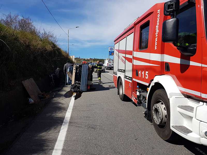 Catanzaro, Incidente stradale su SP 17 viale dei Tulipani un ferito, intervento dei VVF