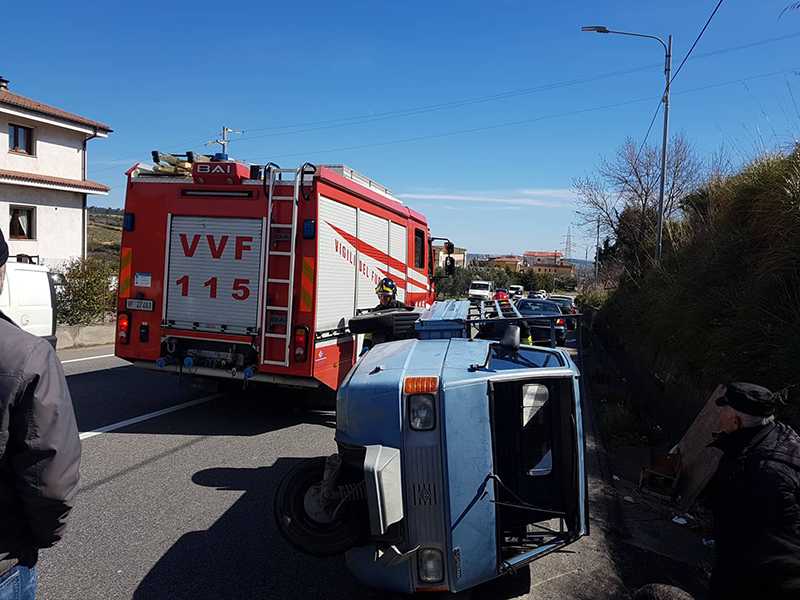 Catanzaro, Incidente stradale su SP 17 viale dei Tulipani un ferito, intervento dei VVF