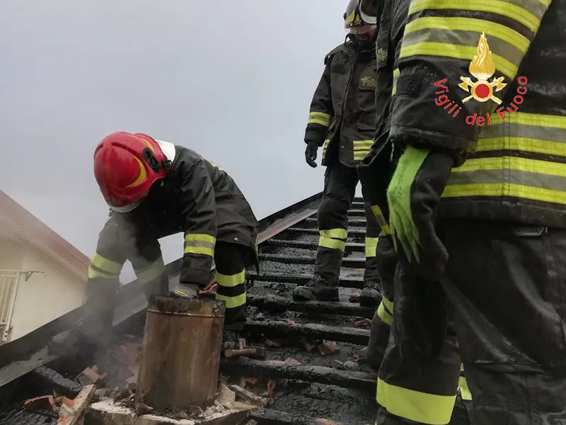 Nel catanzarese, canna fumaria provoca incendio tetto, tempestivo intervento dei VVF