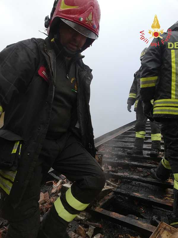 Nel catanzarese, canna fumaria provoca incendio tetto, tempestivo intervento dei VVF