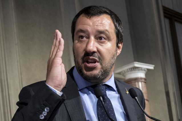Salvini a contestatori: avete rotto. Poi li consiglia, più uova meno canne
