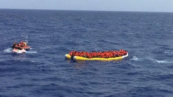 Lampedusa: Ong Mare Jonio a ridosso della costa, ma c'è divieto di sbarco