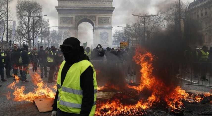 Parigi, rimosso il capo della polizia dopo gli scontri sugli Champs-Élysées