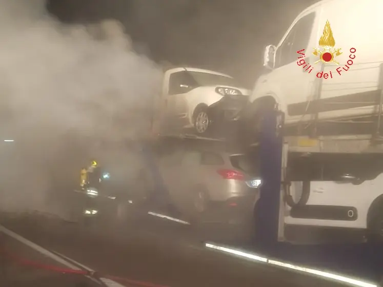 Bisarca in fiamme su autostrada A2 altezza  Falerna San Mango, intervento dei VVF