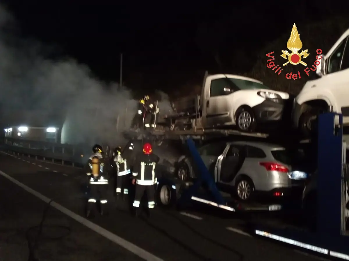 Bisarca in fiamme su autostrada A2 altezza Falerna San Mango, intervento dei VVF