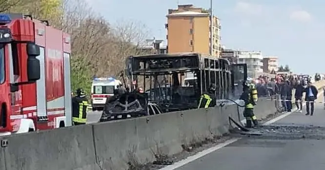 Appicca fuoco su bus con scolaresca, fermato autista