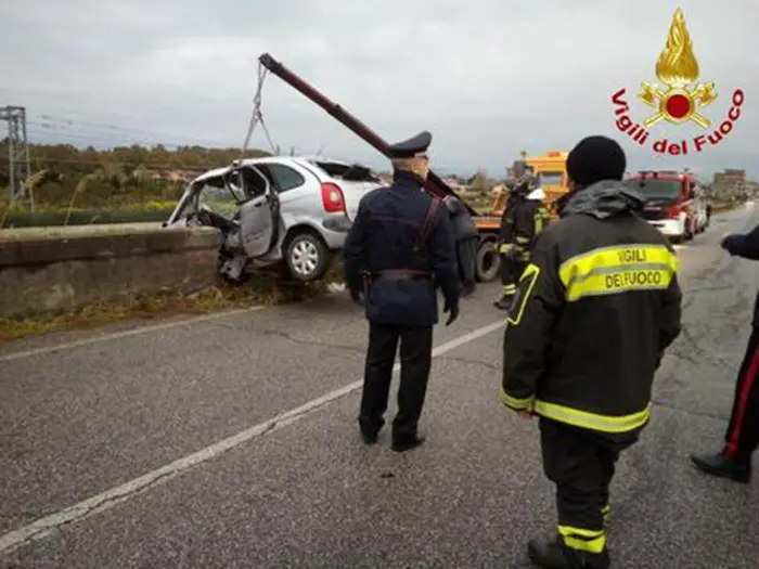 Incidenti stradali: SS106 perde controllo auto, morto un ventenne sul posto i VVF e Cc