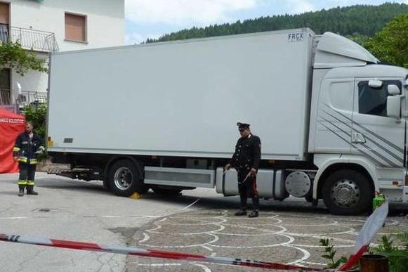 Incidenti lavoro: Tragedia, muore schiacciato dal suo Tir in Trentino