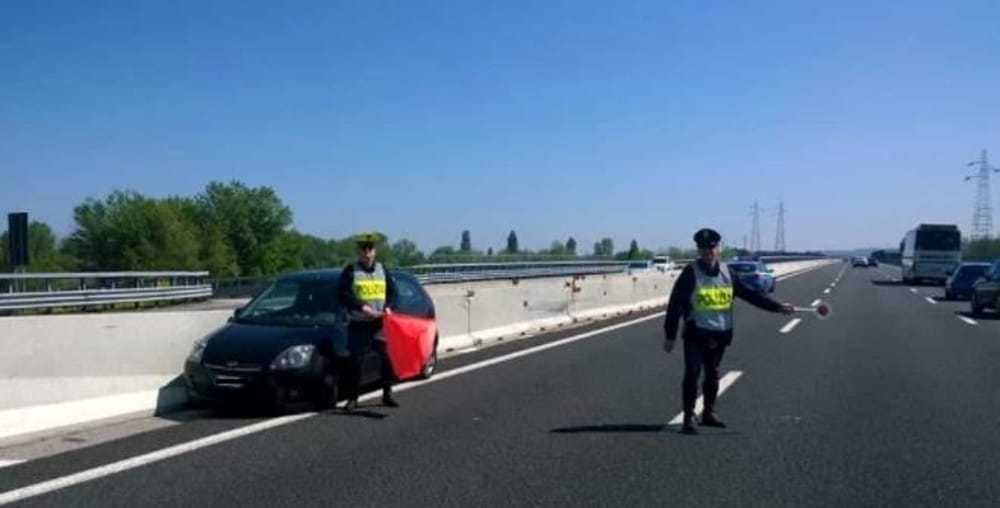 Strage evitata, contromano in autostrada per 8km, fermato da Polstrada, revocata la patente