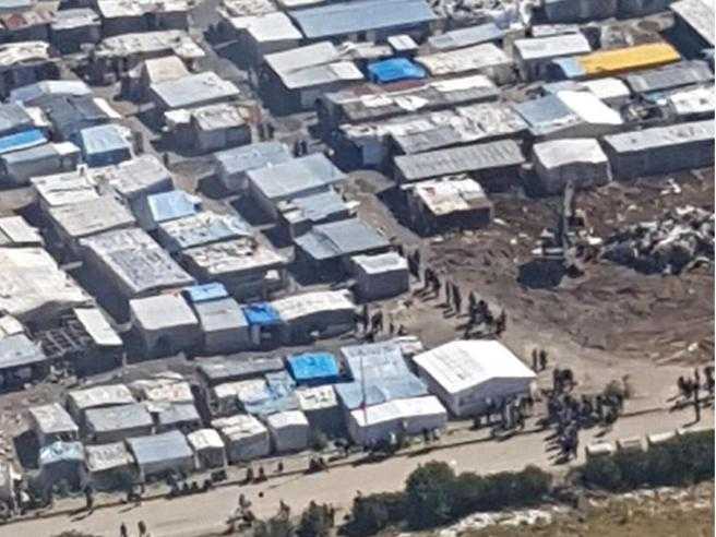 Migranti: baraccopoli abbattuta dopo terza vittima di incendi