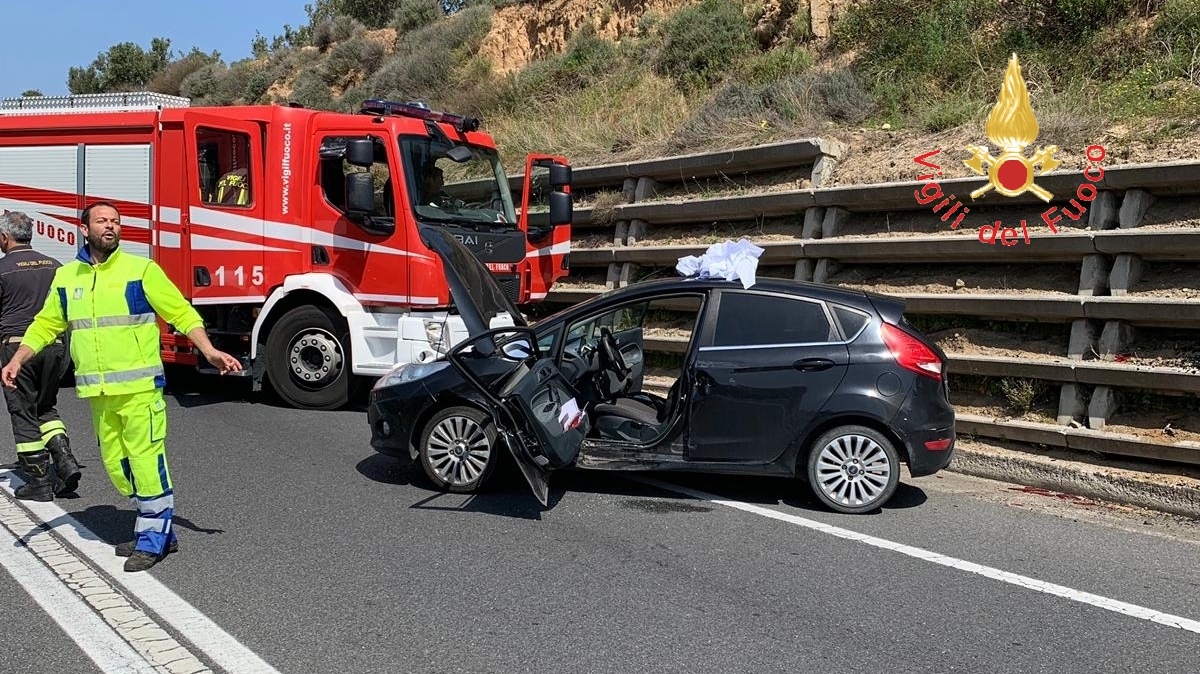 Incidente stradale (Cz): SS106, giovane ragazza incastrata nell'abitacolo, intervento dei VVF