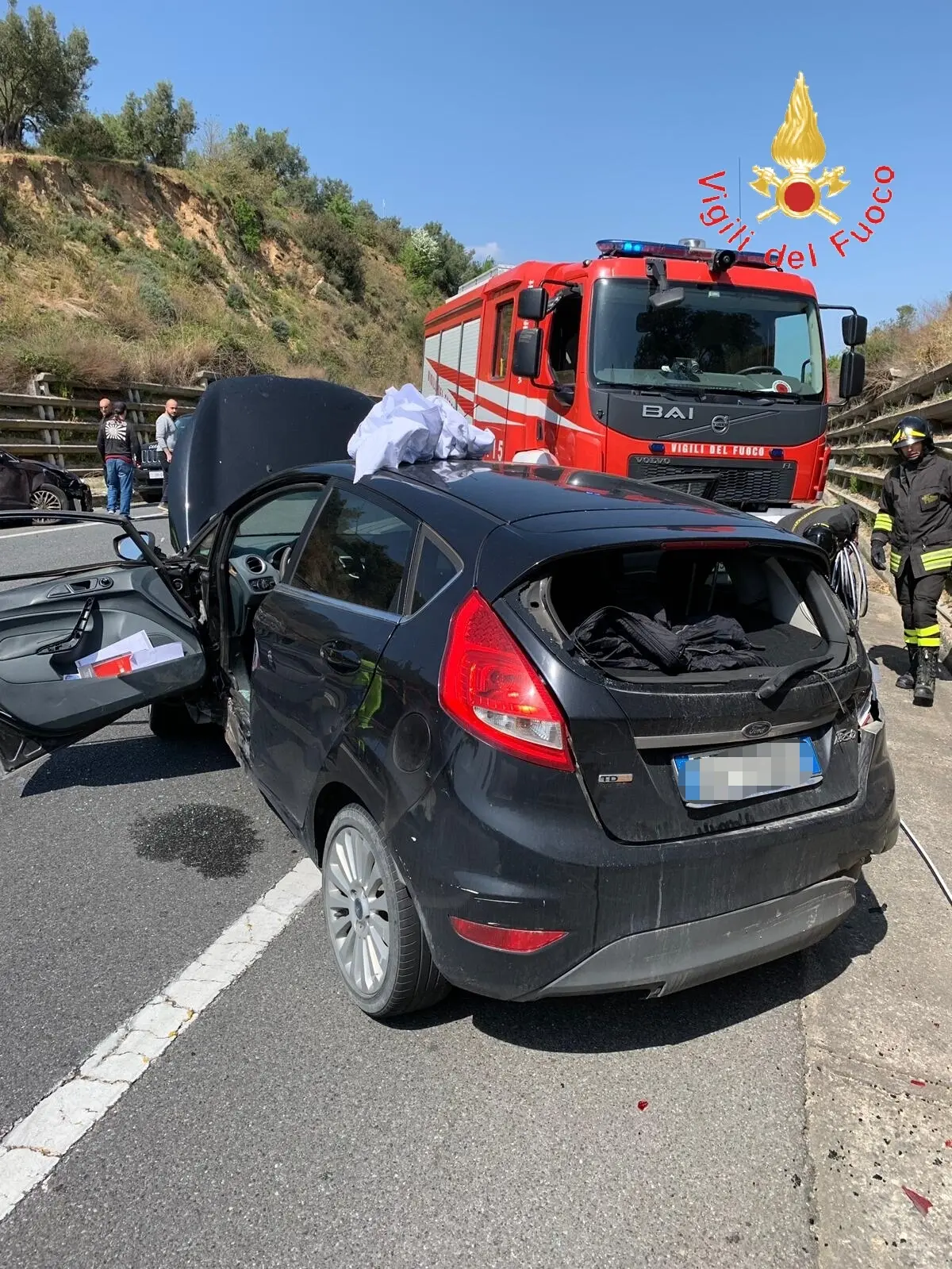 Incidente stradale (Cz): SS106, giovane ragazza incastrata nell'abitacolo, intervento dei VVF