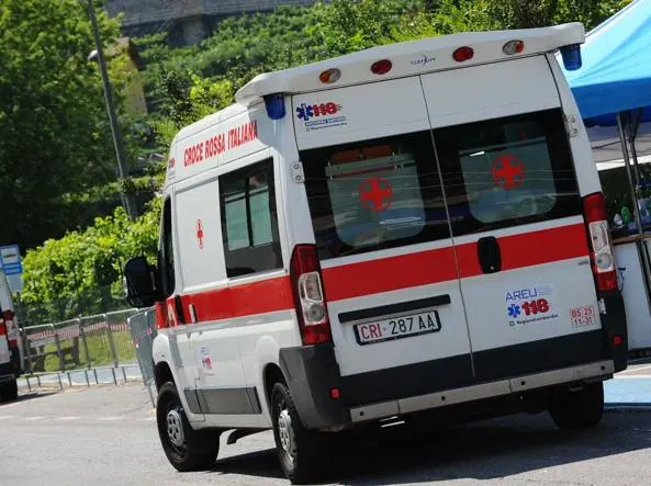 Bologna, due ragazzini precipitano dall'ottavo piano