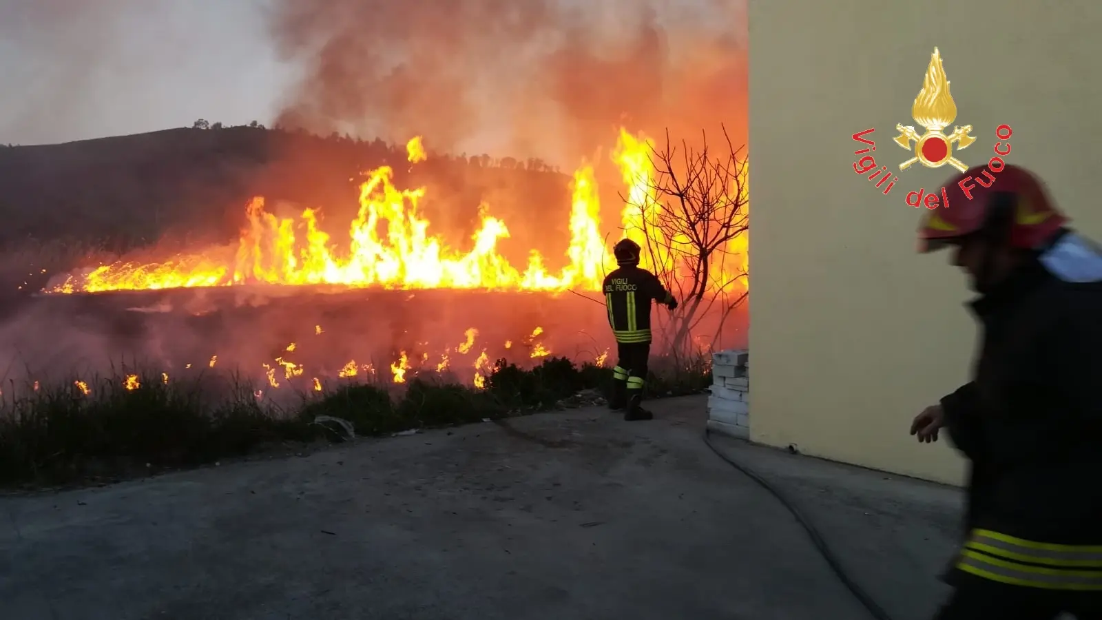 Catanzaro, divampato incendio vicino abitazione, necessari due automezzi e 7 unità dei VVF