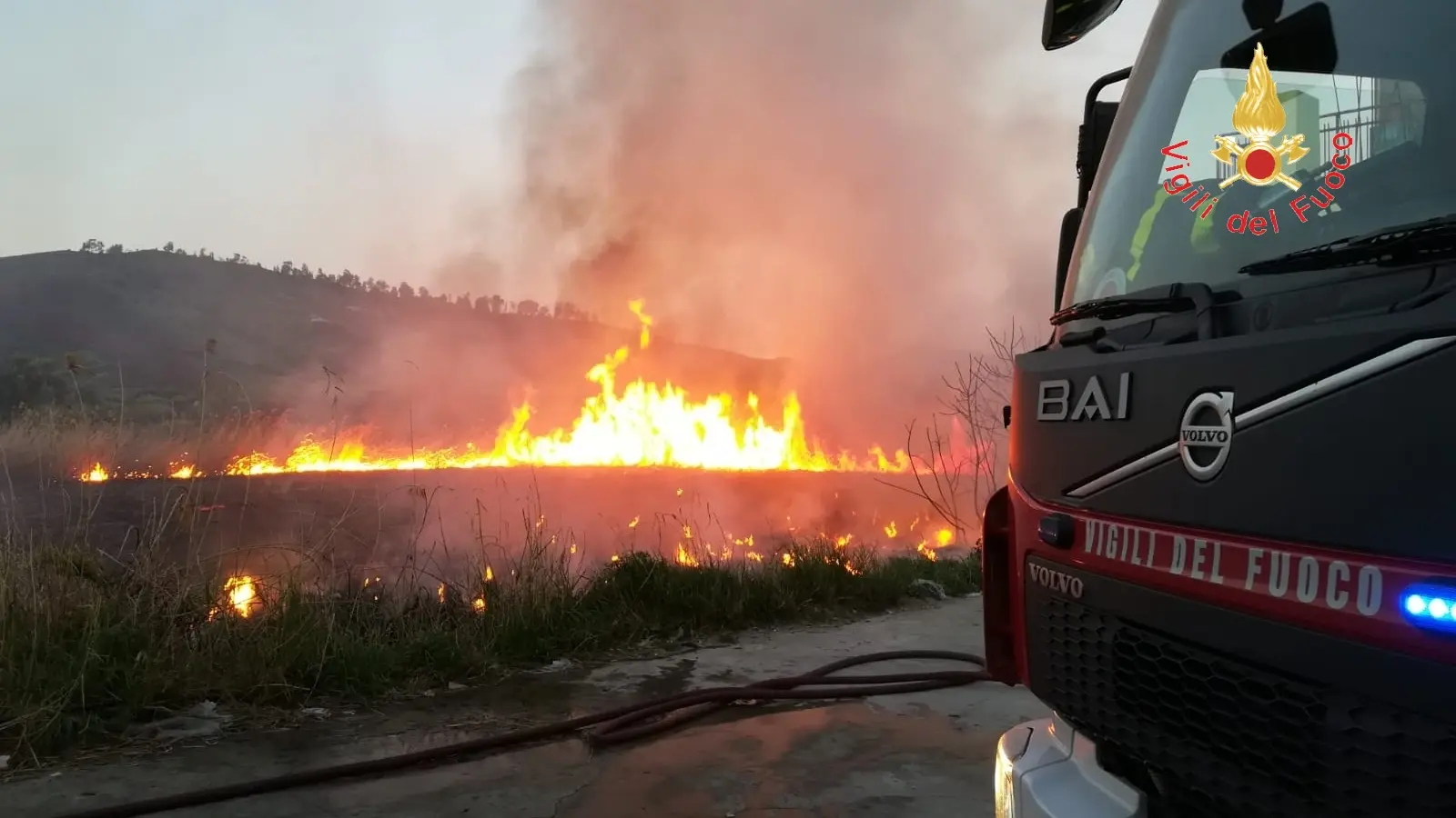 Catanzaro, divampato incendio vicino abitazione, necessari due automezzi e 7 unità dei VVF