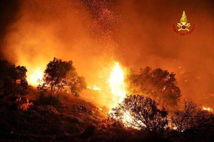 Incendi: fiamme alimentate da forte vento in bosco Fucecchio (Fi) sul posto volontari Cvt e VVF