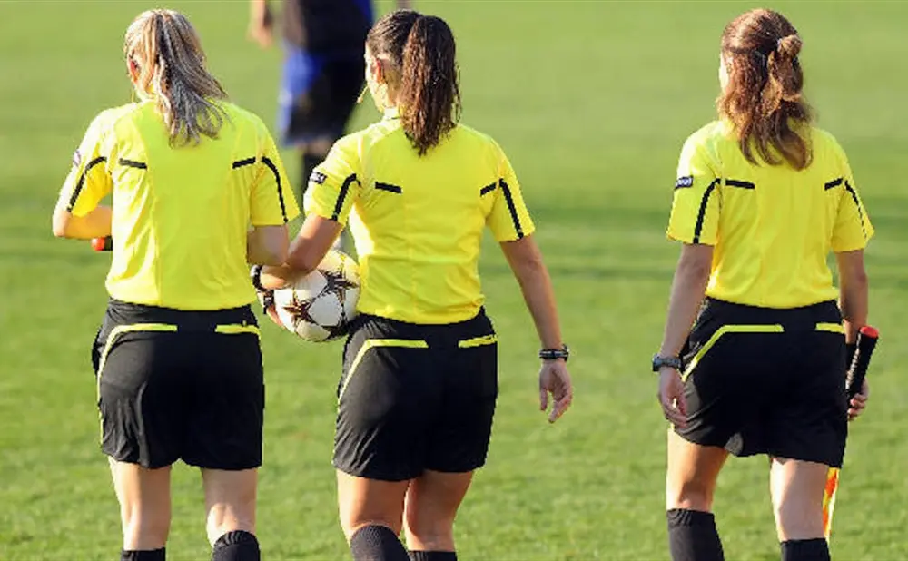 Calcio: telecronista, "schifo vedere donne che vengono a fare arbitri"