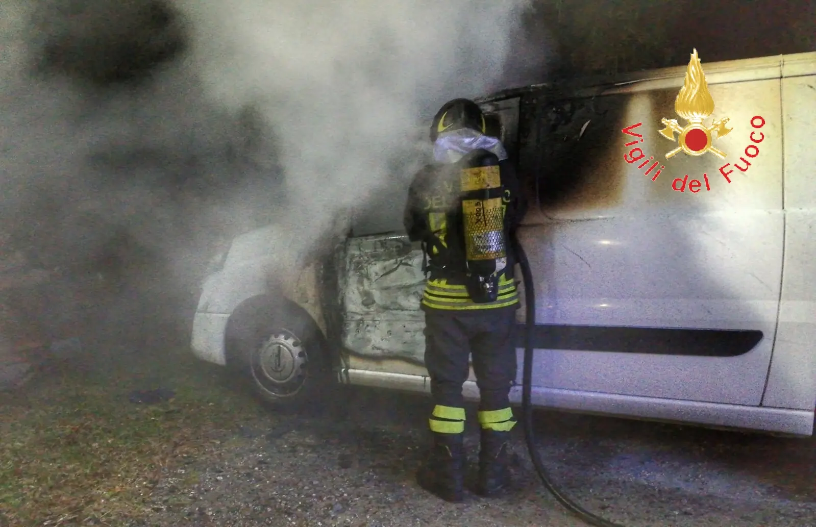 Lamezia. Divampato furgono azienda  Service, probabile dolo, intervento dei VVF e PS