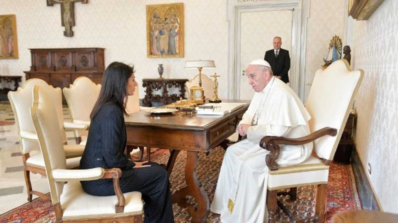 Papa: arrivato in Campidoglio, accolto da sindaca Raggi