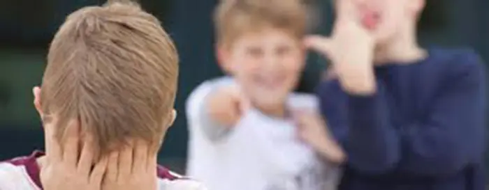 Bullismo a scuola, bimbo autistico tenta suicidio in classe