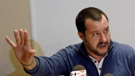 Salvini: "Migranti dirottano mercantile"