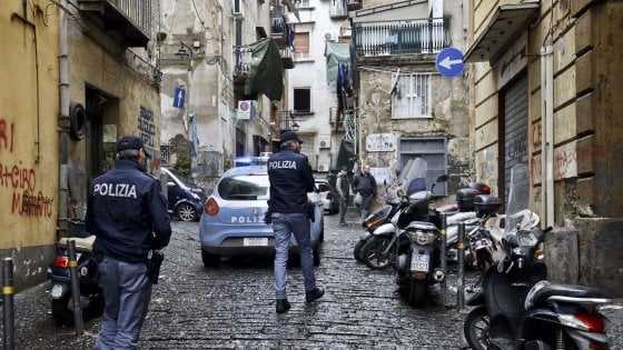 Camorra: raid armato in centro a Napoli, 6 fermi