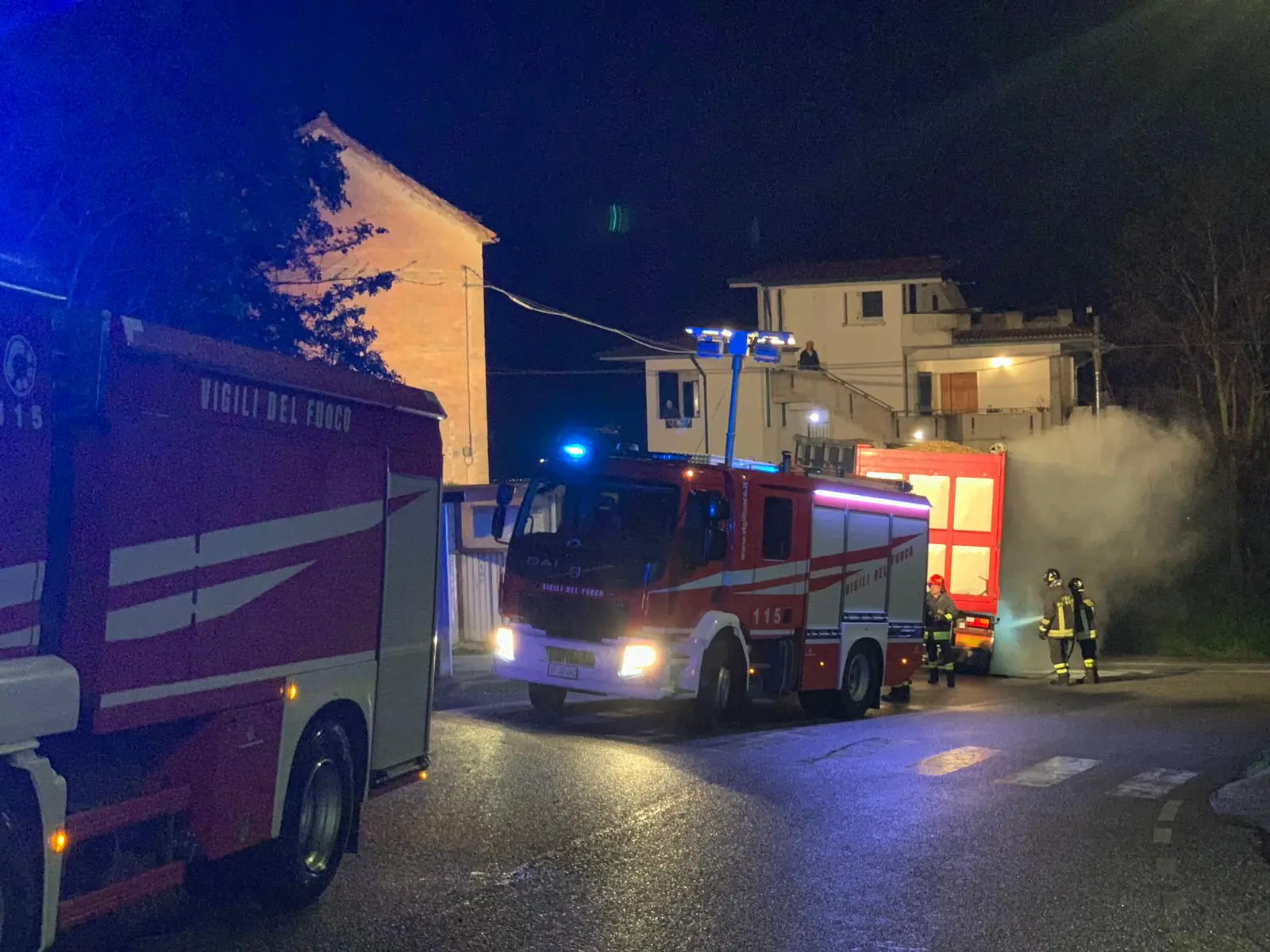 In fiamme autotreno carico di cippato, paura nel Cosentino. Intervento dei VVF