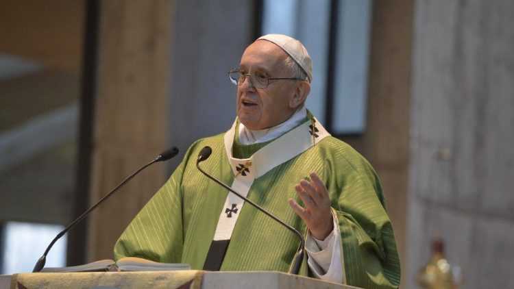 Papa Francesco: si ascoltano tg e "chiacchiericcio" di quartiere ma non Dio
