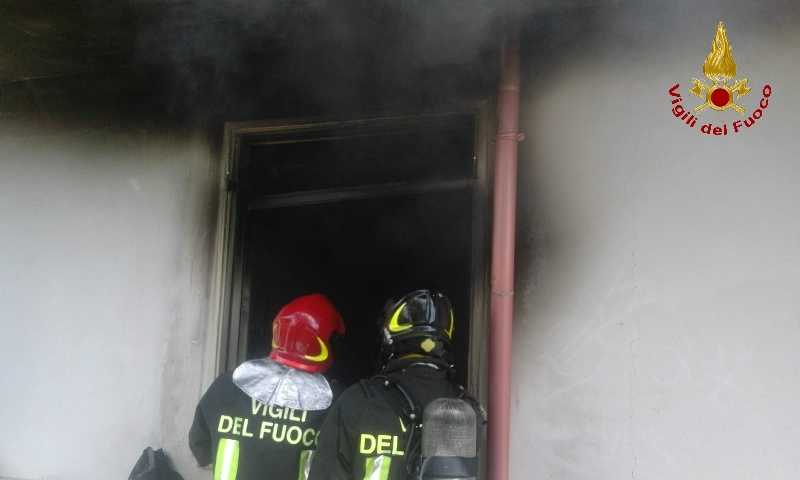 Incendio in casa a Petilia Policastro, distrutta stanza da letto, intervento dei VVF