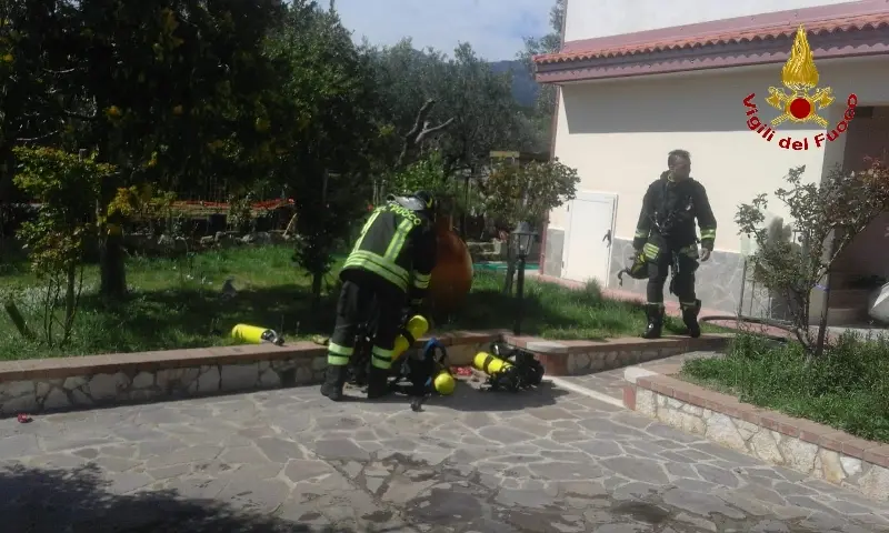 Incendio in casa a Petilia Policastro, distrutta stanza da letto, intervento dei VVF