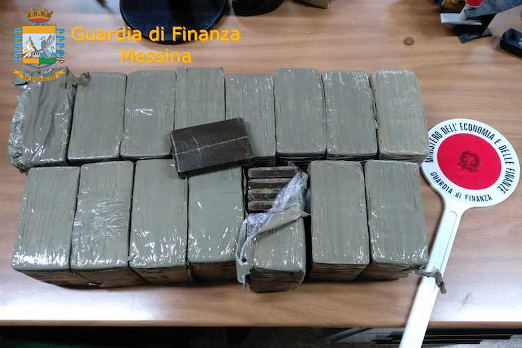 Droga: 15 kg. di hashish nel Tir, un arresto nel porto di Messina