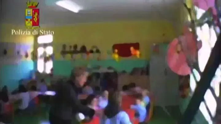 Violenze su bimbi, scuola nel catanzarese arrestate maestra e bidella