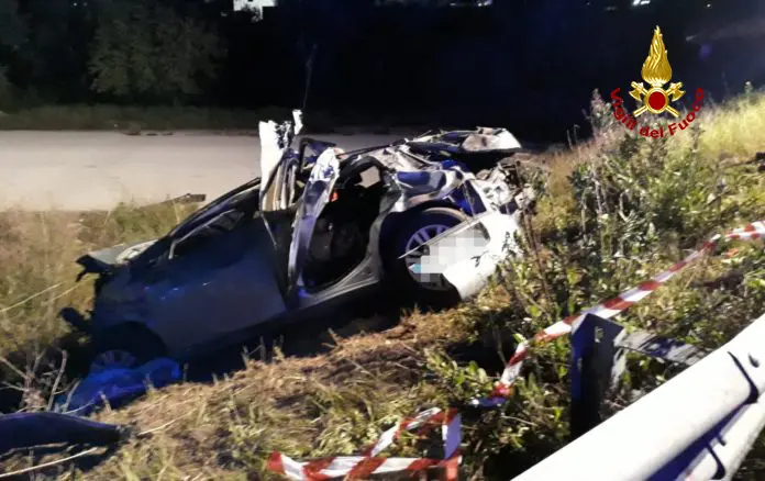 Incidenti stradali: auto sfonda il guardrail due ragazzi morti e un ferito, intervento dei VVF e CC