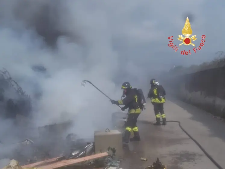 Divampato incendio rifiuti vicino ospedale Lamezia, intervento VVF