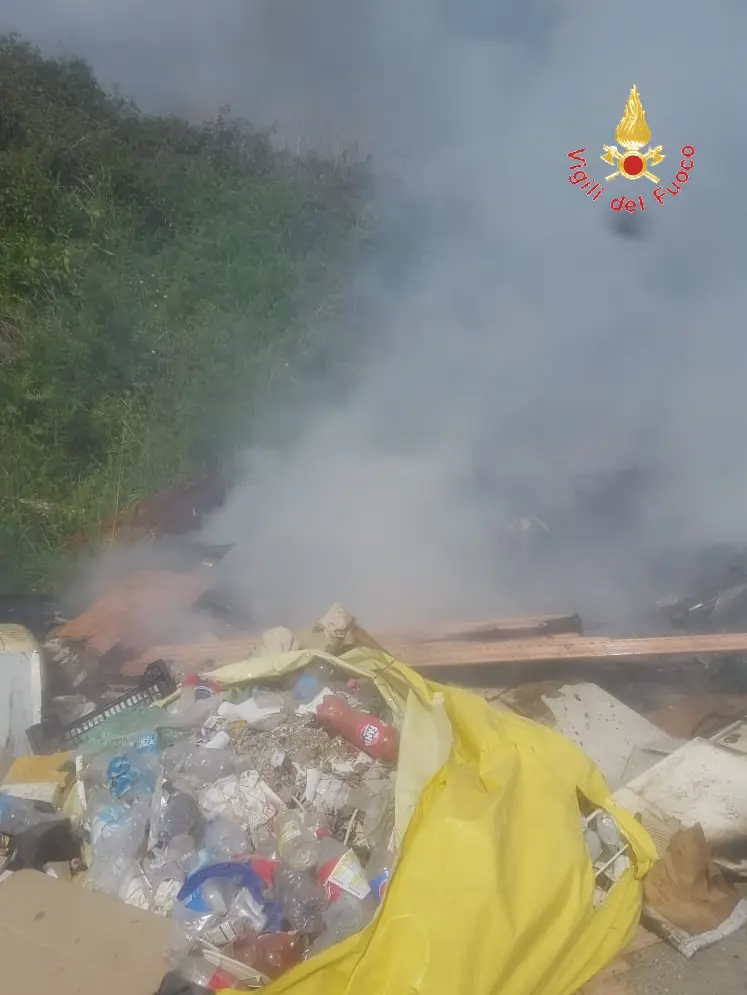 Divampato incendio rifiuti vicino ospedale Lamezia, intervento VVF