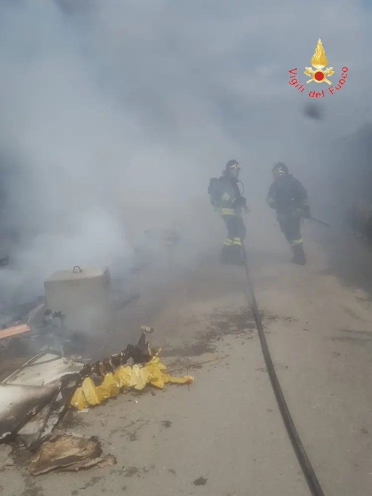 Divampato incendio rifiuti vicino ospedale Lamezia, intervento VVF