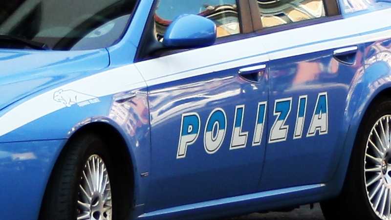 Torino: inseguita dopo tamponamento, si schianta in auto contro palo