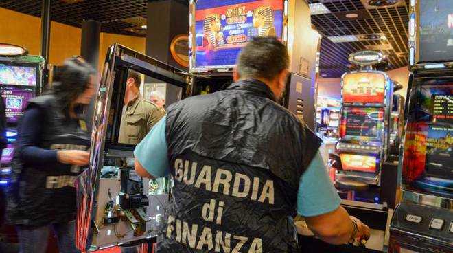 Sequestrate 13 slot machine nel Cosentino, multe per 140mila euro