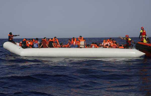 Quale vita vale di più? Gommone di 50 migranti sparito nel Mediterraneo