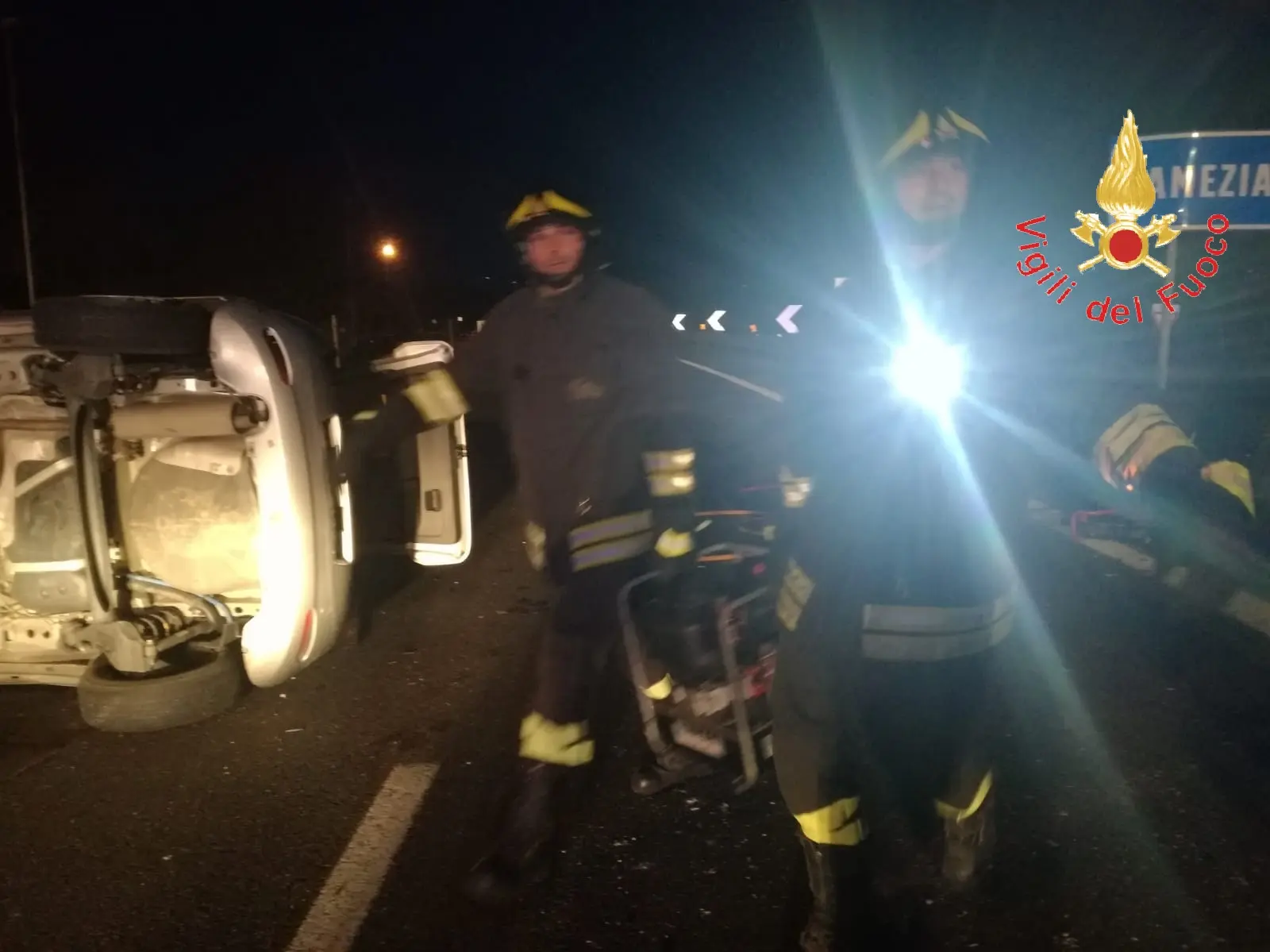 Incidente stradale SS280, auto impatta prima su guardrail poi su new jersey, intervento dei VVF