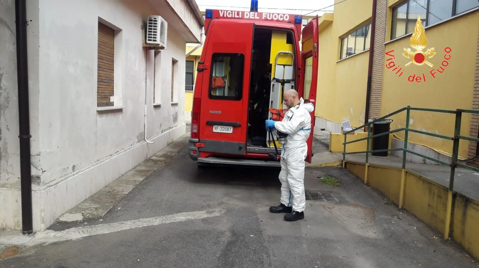 Catanzaro. “I soliti ignoti” versano Creolina al Maresca Ferraris, intervento dei NBCR VVF