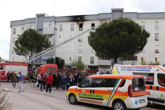 Tragedia. Incendio in appartamento a Taranto, due morti  sul posto i VVF, 118, e CC "Video"