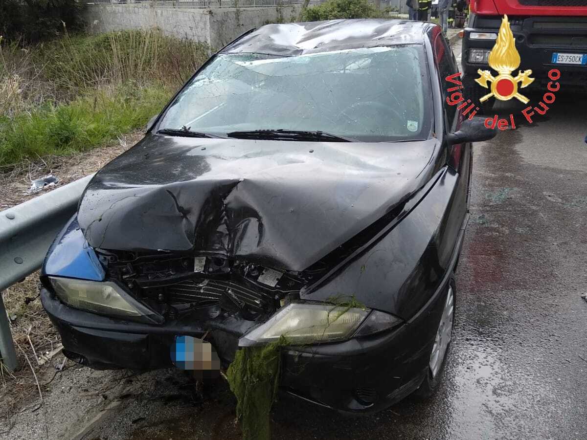 Tragedia a Catanzaro a Germaneto auto Sbanda muore 47enne, sul posto i VVF e 118