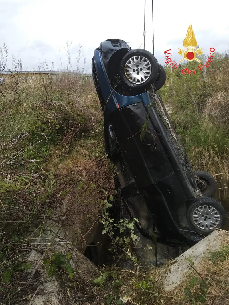 Tragedia a Catanzaro a Germaneto auto Sbanda muore 47enne, sul posto i VVF e 118